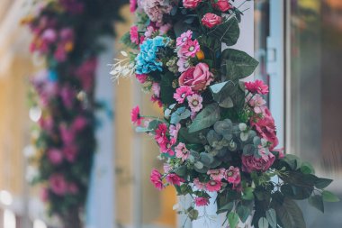 Düğün kemerindeki çiçekleri, mesajın için kullanacağın yeri kapat. Düğün dekorasyonu. Çiçek arkaplan. Çiçek çerçevesi 