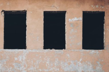 Gözlüksüz çok eski bir bina penceresi. Duvardaki eski çerçeve. Penceresi olmayan terk edilmiş bina