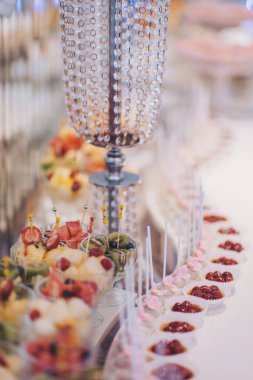 Doğum günü için pasta süslemesi. Kurabiyeli ya da kurabiyeli çikolata. Doğum günü partisi. Seçici odaklanma. Büfe masasında tatlılar.