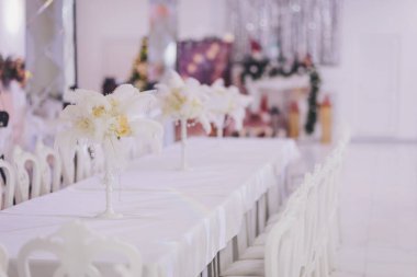 Düğün ziyafeti dekorasyonu. Çiçek masalı düğün masası dekorasyonu. Ziyafet için düğün dekoru 