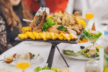 Restoranda yemek olan bir şenlik masası. Bir etkinlik ya da düğün resepsiyonu için masa hazır.