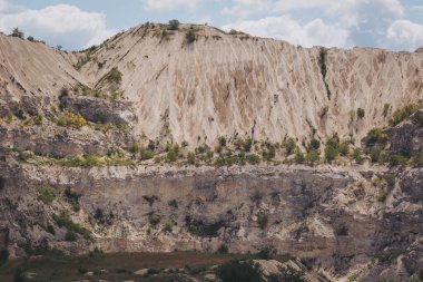 Tebeşir ya da Tebeşir Madenciliği. Açık taş ocağı, kireçtaşı madenciliği. 