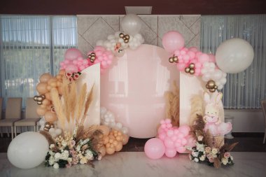 Büyük beyaz çadırda balonlarla süslenmiş güzel bir parti.. 