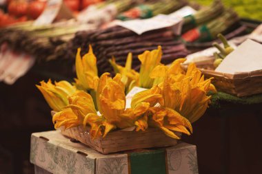 Kabak çiçekleri var. İtalya 'da sebze pazarı. Tarım ürünleri. Taze organik ürünler.