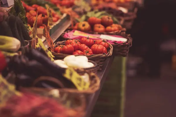 Çiftçi tezgahında taze domates ve sebzeler. Sebze tezgahta.. 