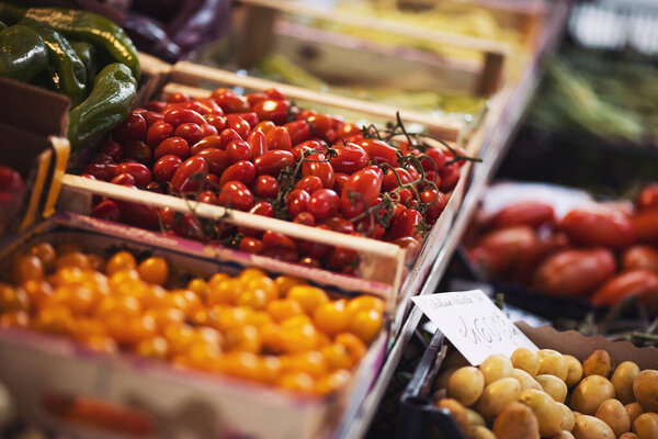 Свежие помидоры и овощи на фермерском рынке. Овощи на рынке. 