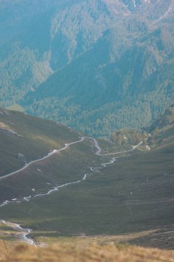 Yazın İsviçre 'de bir dağ yürüyüşü pistinin kayak kaldırma istasyonuyla hava görüntüsü. Alplerde arabasız yılan..