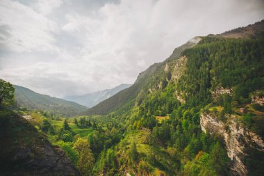 Güzel dağ manzarası. Ormanlı yüksek dağ duvarlı atmosferik manzara. 