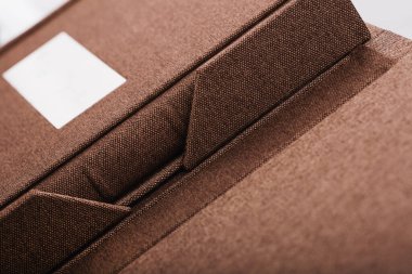 Kahverengi keten kumaş kaplamalı düğün fotobook 'unun ayrıntıları. Düğün fotoğrafı defteri, albüm aile albümü. Boş yer olan fotoğraf kitapları. Bir tipografi ve tasarımcının hizmetleri. 