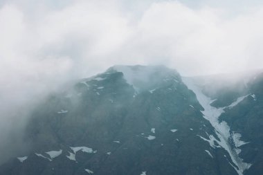 Dağların tepelerini kaplayan sihirli bulutlar. 
