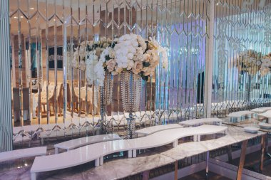 Tabaklı masa, çikolata, parti hazırlığı, yemek servisi. Restoranda bir etkinlik düzenliyorum. Atmosferik dekorlu düğün salonu. Lüks resepsiyon. Ayarlanıyor, ayarlanıyor.