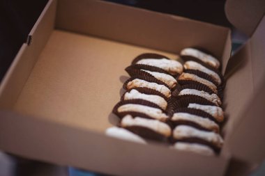  Kutuda lezzetli bir tatlı. Yemek servisi, bir sürü küçük kek, tatlı, parti için kutuda servis. Doğum günü veya düğün yemeği için çikolata. Restoran servisi.