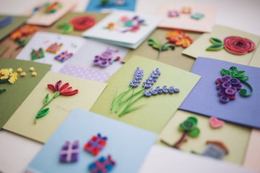 farklı tüy kalemleri. Tebrik kartları hazırlıyorum. Güzel çiçek tasarımları. Kağıt kalem, renkli kağıt. El yapımı kağıt tüy dökme tekniği. Evde el işi. Hobi, ev ofisi..