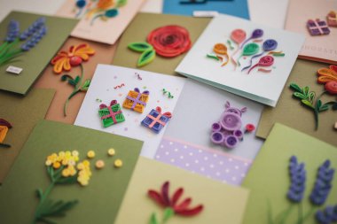 farklı tüy kalemleri. Tebrik kartları hazırlıyorum. Güzel çiçek tasarımları. Kağıt kalem, renkli kağıt. El yapımı kağıt tüy dökme tekniği. Evde el işi. Hobi, ev ofisi..