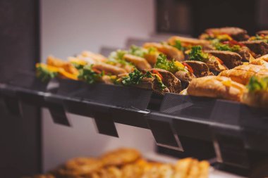 Pastane ve pastane vitrininde leziz çörekler ve market çeşitleri. Dükkanda lezzetli çörekler ve hamur işleriyle dolu tezgah