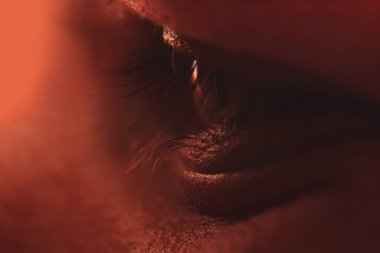 Şiddetli bir bakışla yansımanın özünü yakalamak alacakaranlıkta gizli duyguları açığa çıkarıyor. İnsan gözlerini kapat..