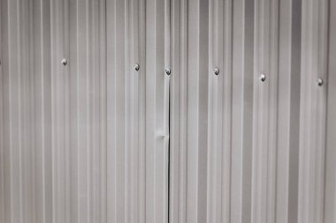 Metal paneller, endüstriyel mimarinin güzelliğini vurgulayarak, gündüz saatlerinde çağdaş şehir ortamında benzersiz doku ve desenler sergiliyor.