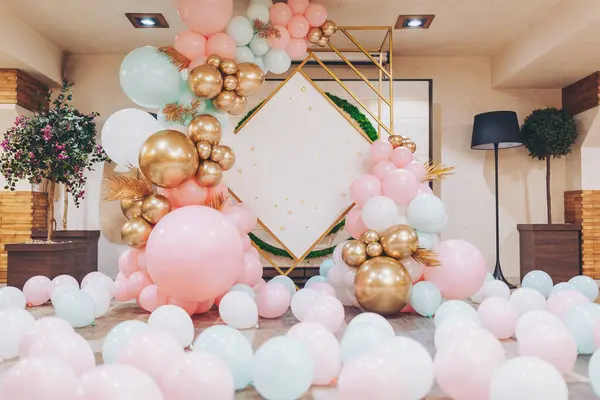 Hassas balon süslemeleri, günbatımında modern bir mekanda, neşe ve neşe dolu neşeli bir toplantının özünü yakalamak için büyüleyici bir ortam yaratıyor.