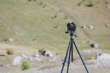 Altın saat boyunca sakin bir yamaçta doğanın güzelliğini yakalamak. Mükemmel çekim için hazırlanmış bir kamera.