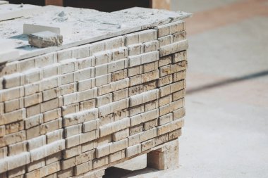 İnşaat projeleri için gündüz vakti inşaat sahasına istiflenmiş inşaat malzemeleri.