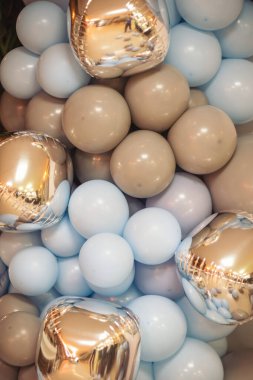 Renkli pastel balon çeşitleri kutlama için şenlikli bir atmosfer yaratıyor.