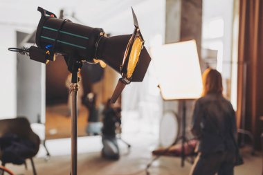 Arka planda hazırlanan bir modelle bir fotoshoot sırasında stüdyonun ışıklandırma kurulumu