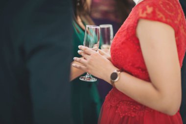 Gün batımında sahilin yakınındaki şenlikli bir toplantıda, kutlama ve arkadaşlıkla dolu bir anı yakalıyoruz.