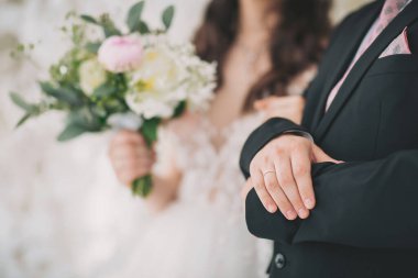 Güzel dekore edilmiş bir mekanda aşklarını kutlarken, keyifli ve zarif bir ortamda birlikte yolculuklarına başlamaya hazırlanan birkaç hassas an geçirirler.