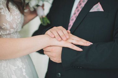 Güneşli bir günde, yumuşak renkler ve şefkatle yapılan samimi düğün töreninde çiftler birbirlerine yemin ederler.