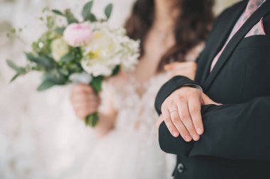 Güzel çiçek aranjmanları ve büyüleyici bir ortamda yakalanan neşeli anlarla birlikte bir düğün töreninde aşkı ve birlikteliği kutluyoruz.