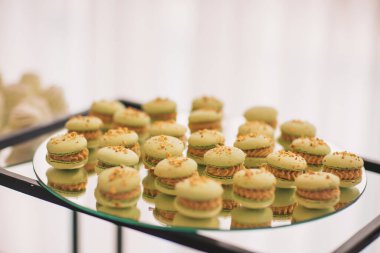 Güzel kekler ve kurabiyeler. Düğün çikolatası. Lokantadaki düğün resepsiyonunda meyveli, bademli, pastalı ve kurabiyeli leziz kremalı tatlılar. Lüks yemek servisi..