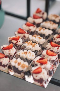 Güzel kekler ve kurabiyeler. Düğün çikolatası. Lokantadaki düğün resepsiyonunda meyveli, bademli, pastalı ve kurabiyeli leziz kremalı tatlılar. Lüks yemek servisi..
