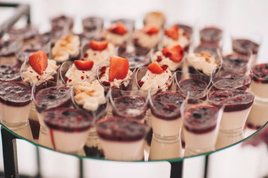 Güzel kekler ve kurabiyeler. Düğün çikolatası. Lokantadaki düğün resepsiyonunda meyveli, bademli, pastalı ve kurabiyeli leziz kremalı tatlılar. Lüks yemek servisi..