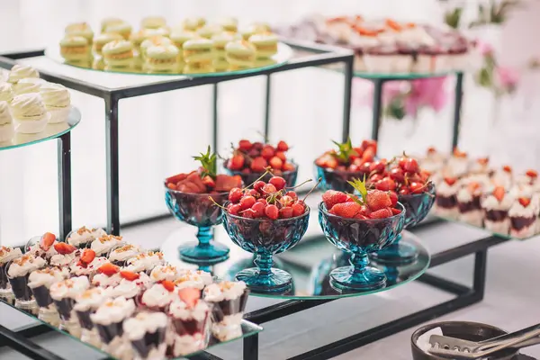 Güzel kekler ve kurabiyeler. Düğün çikolatası. Lokantadaki düğün resepsiyonunda meyveli, bademli, pastalı ve kurabiyeli leziz kremalı tatlılar. Lüks yemek servisi..