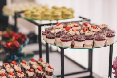 Renkli ikramların, taze meyvelerin ve büyüleyici bir etkinlikte tatlı şekerlemelerin yer aldığı enfes bir tatlı gösterisi.