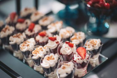 Renkli ikramların, taze meyvelerin ve büyüleyici bir etkinlikte tatlı şekerlemelerin yer aldığı enfes bir tatlı gösterisi.