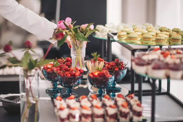 Renkli ikramların, taze meyvelerin ve büyüleyici bir etkinlikte tatlı şekerlemelerin yer aldığı enfes bir tatlı gösterisi.