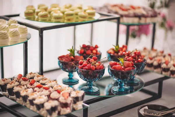 Renkli ikramların, taze meyvelerin ve büyüleyici bir etkinlikte tatlı şekerlemelerin yer aldığı enfes bir tatlı gösterisi.