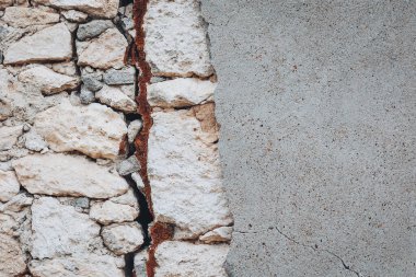 Kalıplı taş ve beton duvar bölünmesi huzurlu bir şehir ortamında doğal ışık altında doğanın sanatsal yapısını ortaya koyuyor.