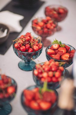 Tatlı kırmızı böğürtlenler, yaz aylarında zarif cam kaselerde güzelce dizilmiş.