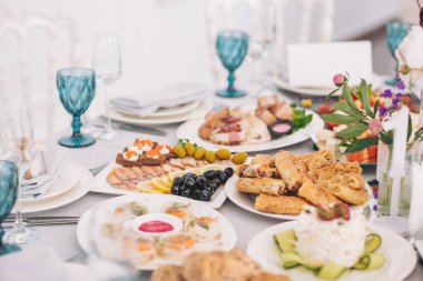 Öğlen güneşinde canlı bir bahçe partisinde sunulan leziz gurme yemekleri arkadaşlarınızı lezzet ve renklerle dolu bir mutfak deneyimi yaşamaya davet ediyor.