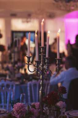 Şık bir mum ışığı, neşeli kahkahalarla dolu müsrif bir kutlamayı ve akşam boyunca çok güzel dekore edilmiş bir yerde çiçeklerle süslenmiş bir yeri güzelleştirir.