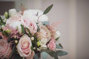 Hafifçe fısıldayan allık ve fildişi çiçekleri büyüleyici bir buket içinde çiçek açıyor.