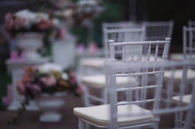 Sandalyelerdeki yumuşak çiçek fısıltıları, çiçekli bir gölgeliğin altında mutlu bir gün geçireceği vaadini öngörüyor. Bu da, çiftin unutamayacakları bir bahçe yürüyüşü için huzurlu bir yol açıyor.