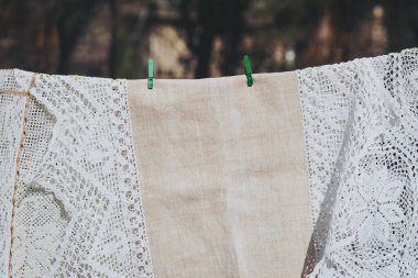 Öğlen güneşinde kuruyan eski çarşaflar, çamaşır ipinde sallanan narin kumaşlar, büyükannenin evinde bir yaz gününün özünü yakalıyor.