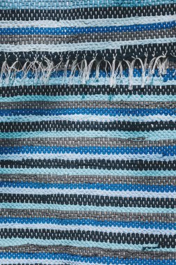 Okyanusun mavi, gri ve siyah çizgilerle örülmüş nefesi, narin püskülleriyle, ev dekorasyonu ve iç dekorasyon için kıyı sükuneti ve zanaatkarlık hissi uyandırıyor.