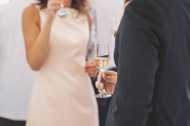 Lüks bir kutlama sırasında şık bir mekanda, canlı bir atmosferde içeceklerin tadını çıkaran misafirler zarif bir toplantı düzenliyor.