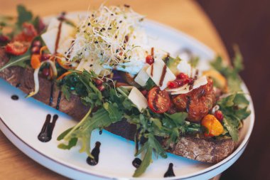 Lezzetli, açık yüzlü sandviç ve öğle yemeği için taze malzemeler öğleden sonra bir kafede servis ediliyor.