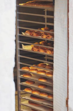 Tuhaf bir mahallede sabah saatlerinde fırında taze pişmiş hamur işleri sergileniyor.