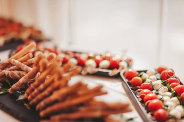 Taze domatesler, mozzarella topları ve şenlikli bir toplantıda gevrek ekmek dilimlerinin yer aldığı aperatifler çok etkileyici.